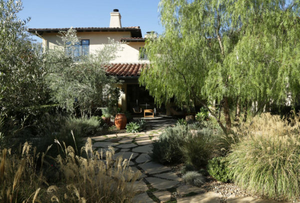 Taman mediterania dengan pohon palem dan pot tanaman klasik